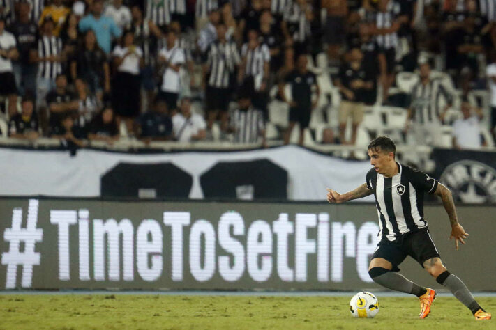 Saravia: terceiro reforço da Era Textor, o lateral não só jogou todos os dez jogos sob o comando de Castro como também foi titular em todos. Saravia teve dificuldades na marcação no jogo de estreia, contra o Corinthians, mas mostrou evolução e tem sido importante, sobretudo no ataque. 