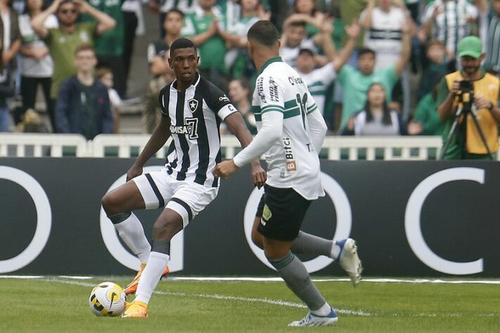 O Botafogo perdeu por 1 a 0, neste domingo, para o Coritiba, em uma partida resolvida em detalhes, pela 8ª rodada do Brasileirão. Kanu bobeou no gol do Coxa, além disso, o time de Luís Castro não conseguiu transformar a criatividade em gols. Veja como foram as atuações dos jogadores alvinegros e os pontos positivo e negativo no clube paranaense (por Luan Fontes).