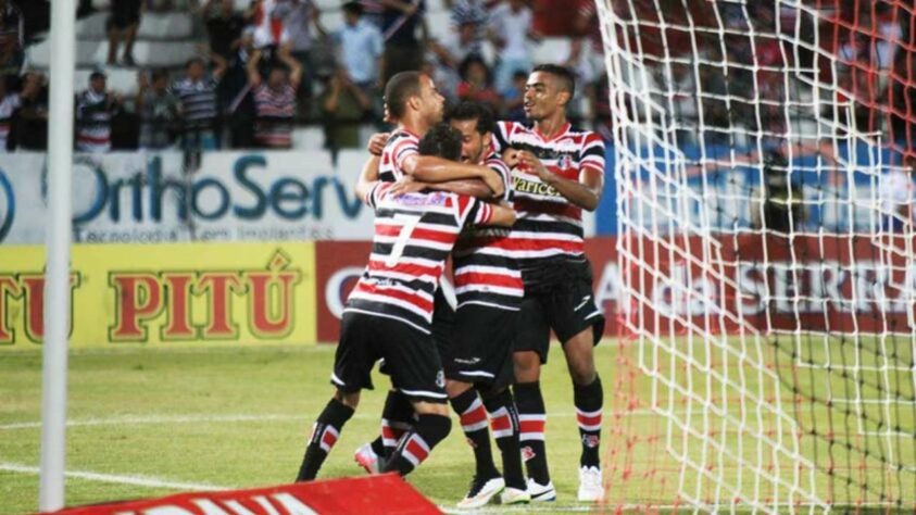 31º lugar - Santa Cruz: 3600 pontos / Alguns dos títulos considerados: 29 campeonatos pernambucanos e um Brasileirão Série C.