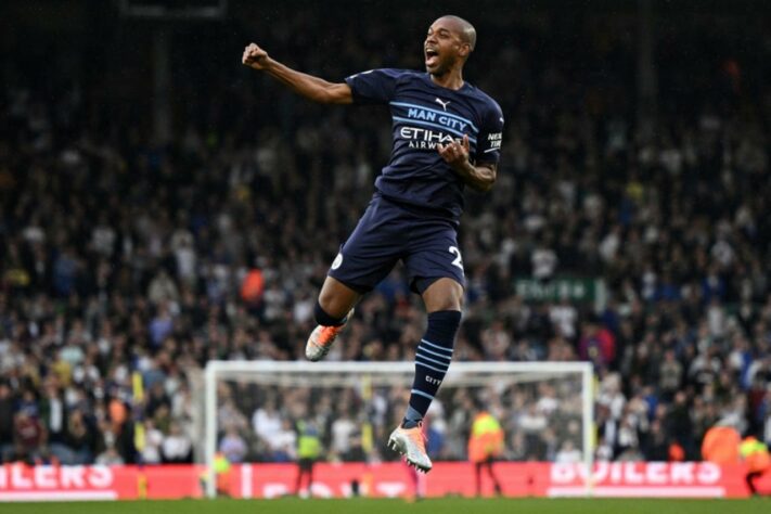 Fernandinho (Manchester City) - Em seu último ano com a camisa do Manchester City, brasileiro quebrou recorde na Premier League e terminou a temporada erguendo o troféu do Campeonato Inglês mais uma vez. Reserva na maior parte do tempo, foi bem quando exigido.