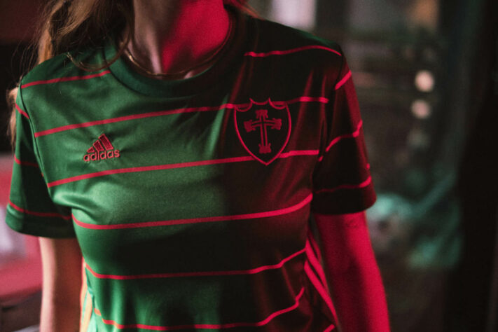 A Adidas lançou, nesta terça-feira, a coleção "Alma", que vai trazer camisas especiais para diversos clubes tradicionais do futebol brasileiro. O primeiro clube contemplado foi a Portuguesa-SP, que nos jogos e treinos utiliza marca de material esportivo própria, a 1920. As camisas da coleção não serão usadas em jogos. A proposta da linha é criar releituras das camisas dos clubes apresentando detalhes nostálgicos. No caso da camisa da Lusa, a parte de trás da peça conta com um selo em homenagem aos 50 anos do estádio do Canindé como ele é hoje.