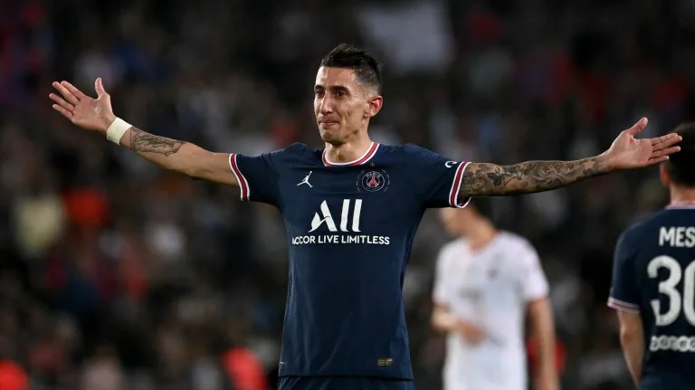 FECHADO - Depois de 7 anos defendendo as cores do Paris Saint-Germain, o argentino Ángel Di María deixou o clube francês. Sua última partida pelo PSG foi neste sábado e repleta de emoção. O jogador marcou o último gol do 5 a 0 contra o Metz e foi as lágrimas durante a comemoração.