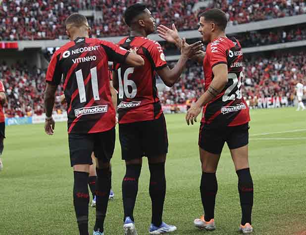 Athletico Paranaense: R$ 450 milhões em dívidas em 2021 / dívida em 2020 era de R$ 410 milhões / variação de cerca de R$ 40 milhões 