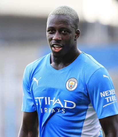 Benjamin Mendy, 2021 - Em agosto de 2021, o lateral foi preso após uma série de acusações de estupro e violência sexual - nove, para ser mais exato. No último dia 13, o jogador foi inocentado de sete dessas acusações, mas já estava fora da prisão desde janeiro de 2022, quando foi solto após pagar fiança. 