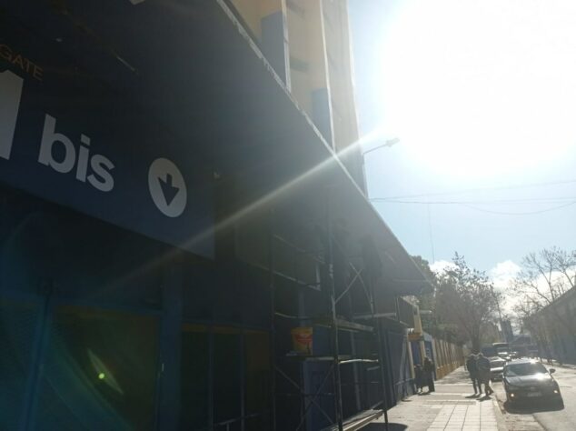 O estádio de La Bombonera é situado no bairro de La Boca, em Buenos Aires.