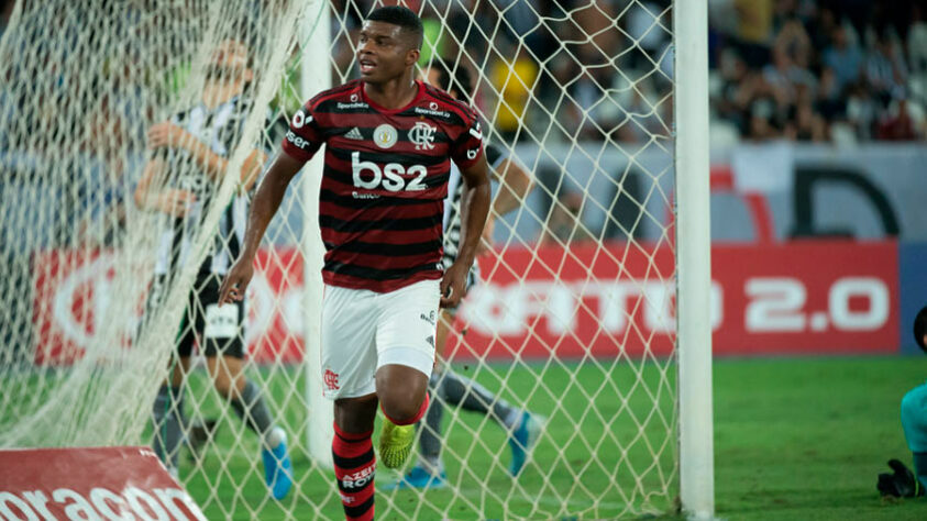 Diego Alves; Rafinha, Rodrigo Caio, Pablo Marí e Renê; Willian Arão, Gerson e Everton Ribeiro; Vitinho, Bruno Henrique e Gabigol.