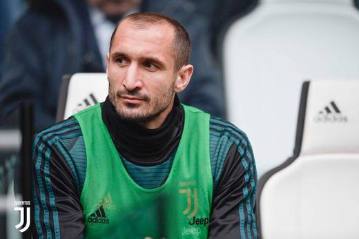 ESQUENTOU - Após 17 anos na Juventus, Chiellini está de saída do clube. Em entrevista à ‘Sky Sports’ após o empate com a Lazio nesta segunda-feira, o zagueiro confirmou o desejo de atuar fora da Itália. Aos 37 anos, Chiellini tem proposta para atuar pelo Los Angeles FC, da MLS, mas ainda não decidiu seu futuro. O zagueiro sai de cabeça erguida da Juventus, onde defendeu por 17 anos e construiu uma grande história.