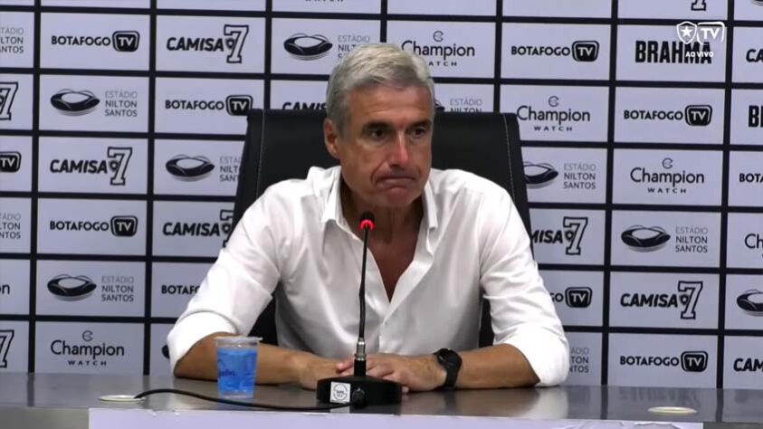 FECHADO - O Botafogo anunciou que Luís Castro não é mais seu treinador. Depois de uma longa novela, o técnico português informou a John Textor, dono da SAF do Glorioso, que aceitou proposta para dirigir o Al Nassr, da Arábia Saudita. Além do técnico, deixam o clube carioca os auxiliares Vitor Severino e João Brandão, o preparador físico Roberto de Oliveira, o preparador de goleiros Daniel Correia, e o analista de desempenho Nuno Baptista. 