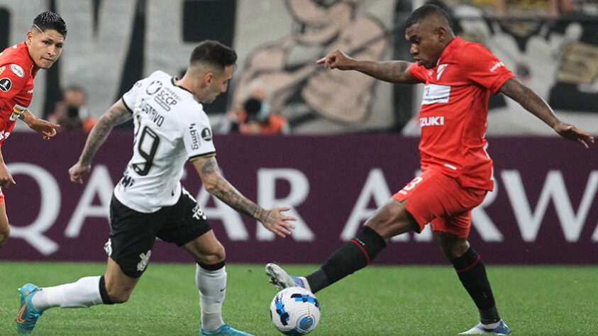 Na primeira fase da Libertadores, o Timão venceu o Boca Juniors-ARG em casa, garantiu resultado contra o Deportivo Cali-COL, mas não conseguiu vencer o Always Ready-BOL em nenhum dos dois jogos que disputou. O Corinthians garantiu vaga para as oitavas de final em segundo lugar.