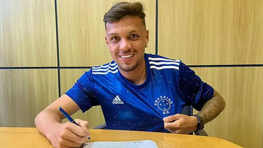 FECHADO - Daniel Júnior aumentou a duração do seu contrato com o Cruzeiro até 2025. O meio-campista vem sendo mais utilizado com o técnico Paulo Pezzolano.