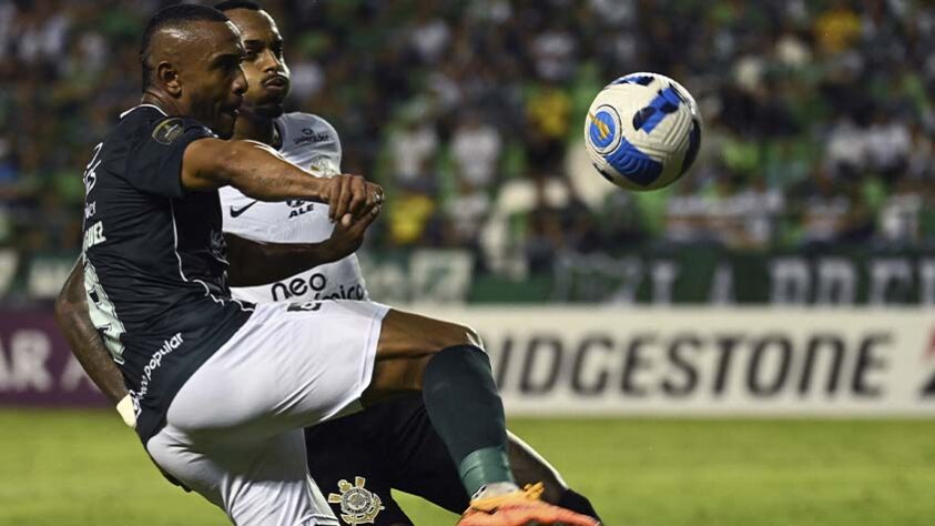 DEPORTIVO CALI - SOBE: de Amores - O goleiro do Cali fez duas boas defesas e um milagre na cabeçada de Jô. Cometeu pênalti, mas mesmo assim foi o destaque da equipe// DESCE - Téo Gutierrez: Não satsifeito em perder boa chance no primeiro tempo, desperdiçou penalidade no segundo tempo, cobrando de forma patética.//