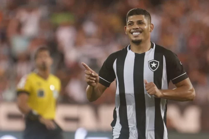 FECHADO - Julio Casares, presidente do São Paulo, confirmou o atacante Erison, do Botafogo, como novo reforço, em entrevista ao "Canal do Paulistão". O mandatário ainda contou que o jogador chegará nesta segunda para fazer exames médicos.
