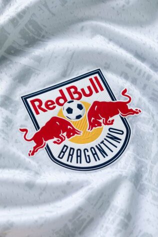 O Red Bull Bragantino deixou de ter uniformes da Nike e, nesta segunda-feira, apresentou seu novo uniforme 1, agora assinado pela americana New Balance. É a chegada da New Balance ao futebol brasileiro. A camisa já está à venda, custando R$ 279,99 nos modelos adulto masculino e feminino e R$ 269,99 no modelo infantil. O uniforme 1 é completado por calção vermelho e meiões brancos com detalhes em vermelhos. Veja imagens da nova camisa!