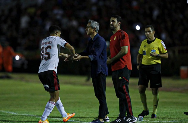 O Flamengo derrotou o Altos-PI de virada, por 2 a 1, pela 3ª fase da Copa do Brasil, mas a atuação da equipe não convenceu. O time rubro-negro não esteve muito convincente e passou por sustos. Faltou criatividade, mas as substituições de Paulo Sousa, no 2° tempo, surtiram efeito. Veja como foram as atuações dos jogadores do Fla (por Luan Fontes).