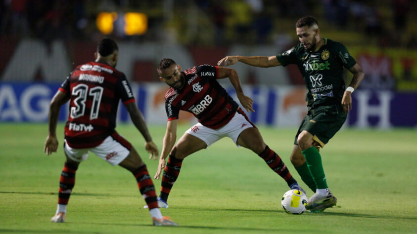 SOBE - Diante de um rival muito superior, o Altos atuou dentro de suas possibilidades e dificultou mais um jogo para o Flamengo. DESCE - Diferente da primeira partida, o ataque não conseguiu "machucar" a defesa do Flamengo no Raulino de Oliveira.