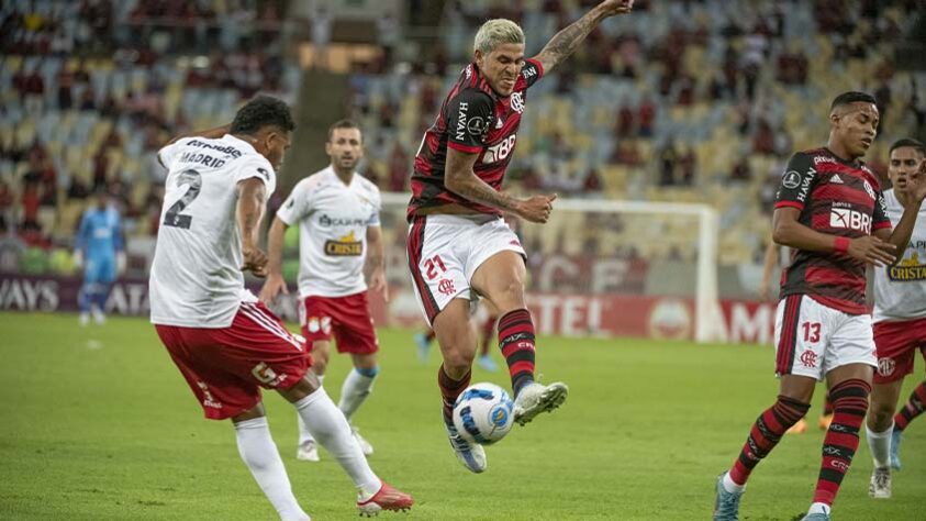 O Flamengo venceu o Sporting Cristal por 2 a 1, pela última rodada da fase de grupos da Libertadores, nesta terça-feira. Porém, a torcida saiu do Maracanã na bronca após mais uma falha do goleiro Hugo. Pedro mais uma vez deixou o dele e recebeu a melhor nota. Veja a seguir todas as atuações do Fla e os pontos positivos e negativos do time peruano.