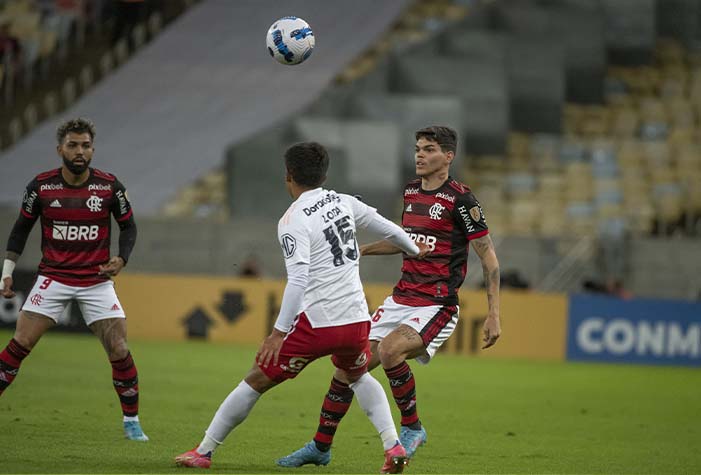 SPORTING CRISTAL - SOBE: Conseguiu dar poucos espaços para o Flamengo / DESCE: Desperdiçou chances importantes na cara do gol. 