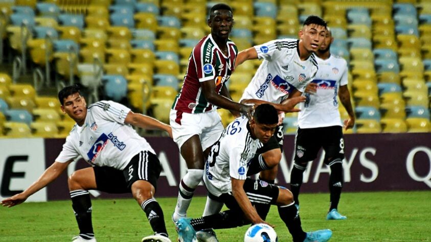 Junior Barranquilla - Sobe: Explorou contra-ataques e conseguiu diminuir o ritmo do Fluminense no fim do primeiro tempo. / Desce: Mesmo cercando o Fluminense, teve poucos lances de perigo. 