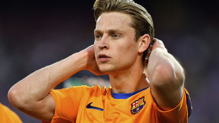 ESQUENTOU - O meia Frenkie de Jong está perto de fechar com o Manchester United, segundo o jornalista espanhol Gerard Romero, da rádio Cadena Ser. O acordo entre ambas as partes pode ser selado ainda no fim de maio e a operação gira em torno de 70 e 80 milhões de euros (R$377 e 431 milhões). 