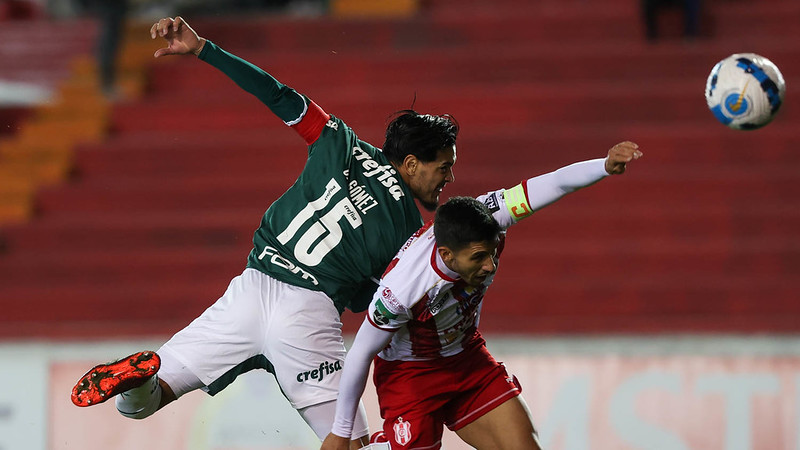 INDEPENDIENTE PETROLERO: Sobe - A equipe usou o fator altitude a seu favor. Apesar das tentativas não darem resultados, o time colocou em prática as bolas aéreas e complicaram um pouco a vida do goleiro Weverton. // Desce - O defensor Francisco Silva cometeu um pênalti infantil ao colocar a mão na bola, o que fez com que Raphael Veiga abrisse o placar e, consequentemente, que o ritmo do jogo alviverde crescesse para cima dos mandantes. Um erro defensivo individual comprometeu todo o trabalho do Petrolero.