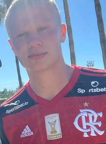 Haaland apareceu em uma foto usando uma camisa do Flamengo. O atleta foi abordado na rua por um jornalista do canal alemão SPORT1, que aproveitou a oportunidade para fazer uma selfie com o atacante. Essa não é a primeira vez que o jogador do Manchester City foi visto com a camisa de um clube brasileiro. Em 2020, o norueguês postou um vídeo com a camisa do Corinthians nas redes sociais.