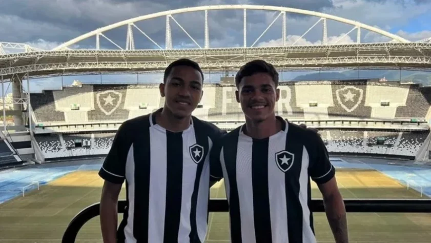 FECHADO - O Botafogo anunciou duas contratações para sua equipe sub-20. Tratam-se do lateral-direito Igor França e do meio-campista Antônio Villa, ambos com passagem pelo Flamengo. 