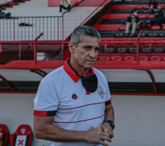 FECHADO - O Atlético-GO oficializou a chegada do técnico Jorginho para ficar com a vaga que era de Umberto Louzer. O acordo foi sacramentado em reunião com o presidente Adson Batista, que foi até o Rio de Janeiro contratar o novo comandante. 