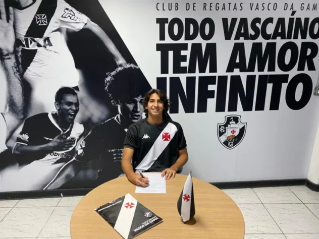 FECHADO - O Departamento de Futebol de Base do Vasco assinou, nesta quarta-feira, o primeiro contrato profissional do volante JP, um dos destaques da categoria Sub-17, em São Januário. Com isso, o jovem atleta firmou vínculo com o Cruz-Maltino até abril de 2025.