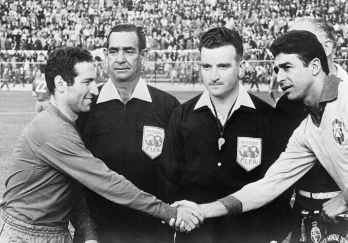 1962 - João Etzel Filho: 1 jogo apitado. O juiz atuou em União Soviética 4 x 4 Colômbia (fase de grupos).