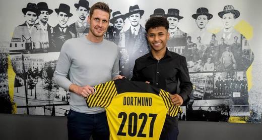 FECHADO - O Borussia Dortmund anunciou nesta terça-feira a contratação de Karim Adeyemi. O atacante de 20 anos sai do RB Salzburg e assina com o clube alemão até 2027. De acordo com o jornalista Fabrizio Romano, o valor da transferência foi de 38 milhões de euros (cerca de R$ 206 milhões). O atacante chegou a ser sondado pelo Manchester United, mas preferiu acertar com o Borussia Dortmund.