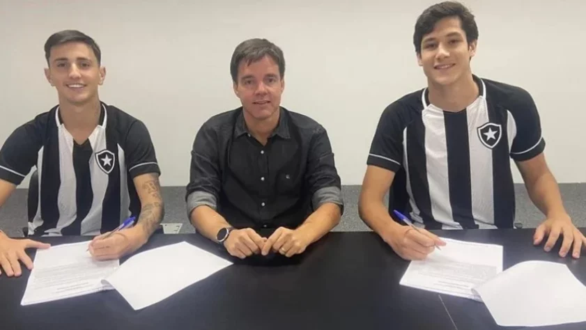 FECHADO - O Botafogo anunciou, na tarde desta quinta-feira, a renovação de contrato de dois jogadores do time sub-17. Tratam-se dos atacantes Lucas Vargas e João Henrique Zampier, conhecido como "Batata". O clube de General Severiano informou que ambos os jogadores, nascidos no ano de 2005, firmaram contrato válido até abril de 2025.  
