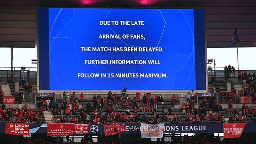 UEFA anuncia atraso na partida pelos telões.