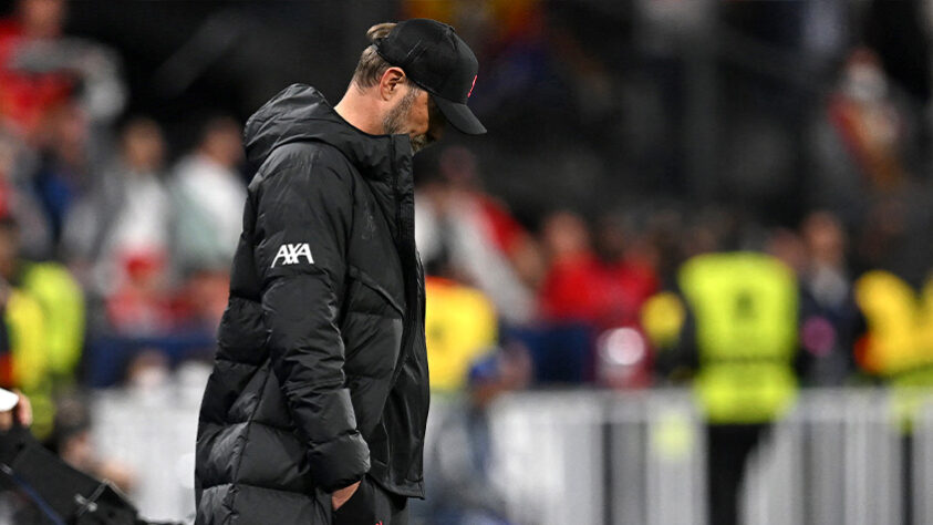 Jürgen Klopp, treinador do Liverpool, lamenta a derrota na final da Champions.