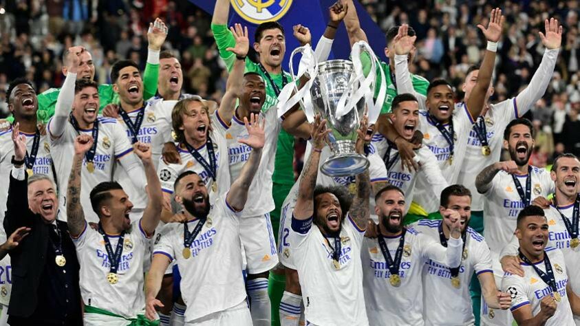 Marcelo ergue a 14ª Champions League do Real Madrid.