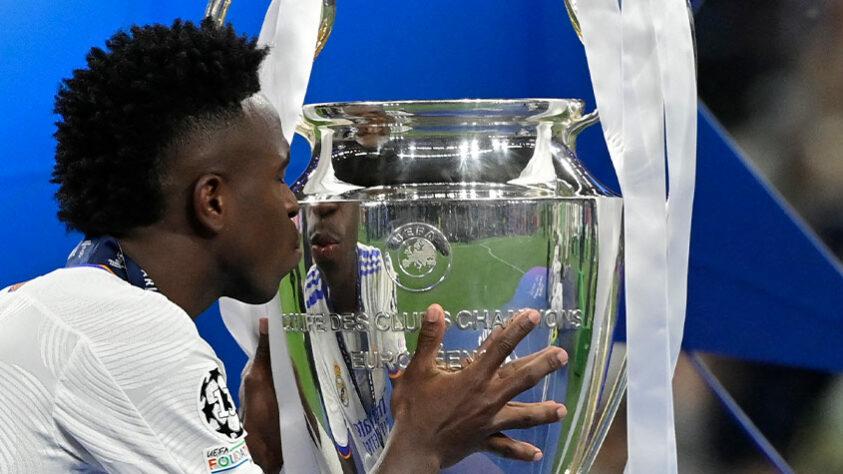 Vinícius Júnior também beija a taça da Champions.