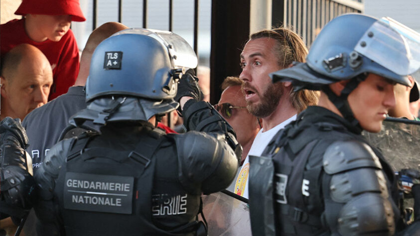 Confusão na entrada de torcedores do Liverpool no estádio atrasa a finalíssima.