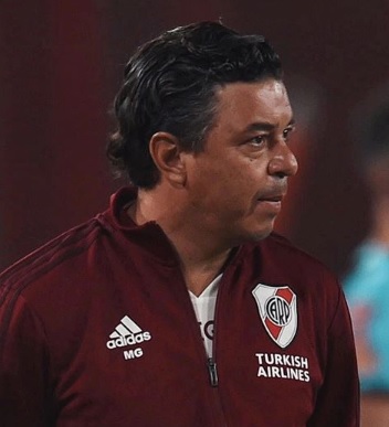 ESQUENTOU - Marcelo Gallardo deve ficar no River Plate para 2023, de acordo com o UOL. O clube argentino já faz planos para a próxima temporada com o vitorioso comandante.