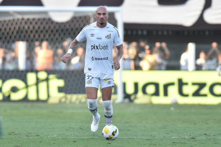 O Santos fez uma boa partida neste domingo diante do Palmeiras, na Vila Belmiro, pela oitava rodada do Campeonato Brasileiro, mas falhou na bola aérea e perdeu por 1 a 0. O zagueiro Maicon ganhou todas as disputas e foi um dos destaques do Peixe. Bustos acertou na escalação, mas errou nas mudanças de Marcos Leonardo e Léo Baptistão. Confira as notas do LANCE! (por Diário do Peixe).