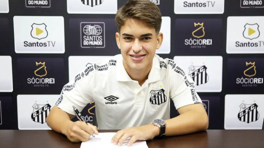 FECHADO - Matheus Lima, jovem jogador da base do Santos, assinou seu primeiro contrato profissional com o clube. A duração do vínculo com a equipe alvinegra vai até 2025.
