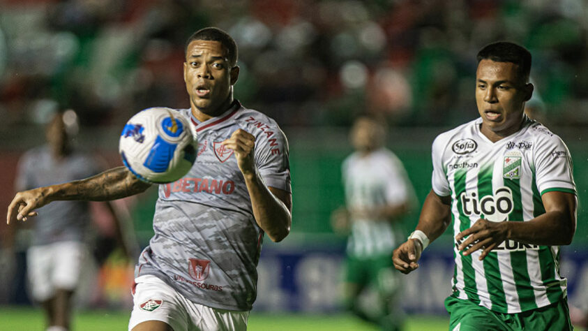 ORIENTE PETROLERO | SOBE: Mesmo sob pressão, fez um gol. / DESCE: Foi anulado diante do ímpeto do Fluminense e não conseguiu se defender. 