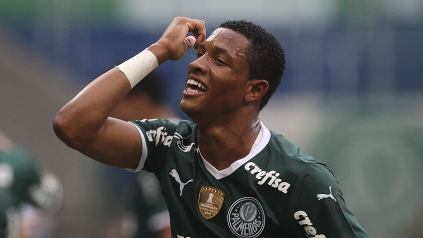 O Palmeiras levou a melhor diante do RB Bragantino, neste sábado (14), no Allianz Parque, pelo placar de 2 a 0. O placar de 1 a 0 perdurou durante grande parte do jogo, mas não foi sinônimo de apreensão para os palmeirenses, a equipe fez uma ótima marcação no meio-campo, evitando que o goleiro Weverton aparecesse na partida. O destaque do jogo foi do Danilo, que fez o primeiro gol da primeira vitória em casa no Brasileirão. Confira, na galeria, as notas de cada jogador do Verdão. (por Gabriel Teles)