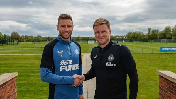 FECHADO - O Newcastle renovou o contrato do lateral Paul Dummett por mais uma temporada, encerrando o novo vínculo em 2023.