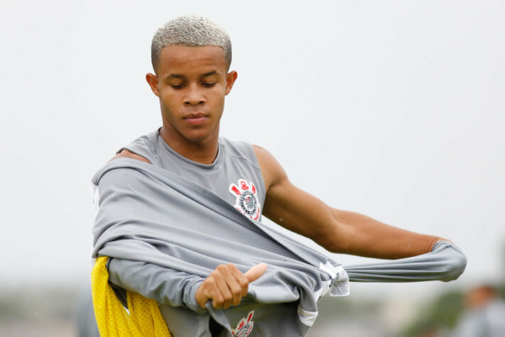 Pedro - considerado uma das grandes joias corintianas, com 16 anos, o atacante Pedro chegou a completar alguns treinos do Corinthians