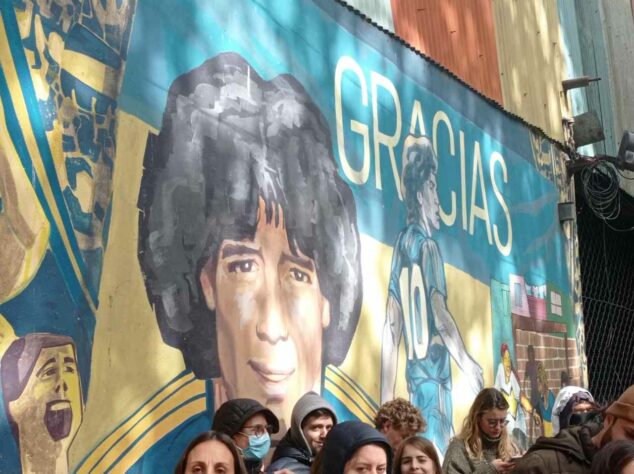 Através das pinturas nos muros do bairro de La Boca, é possível ver como Maradona segue sendo amado pelo povo argentino.