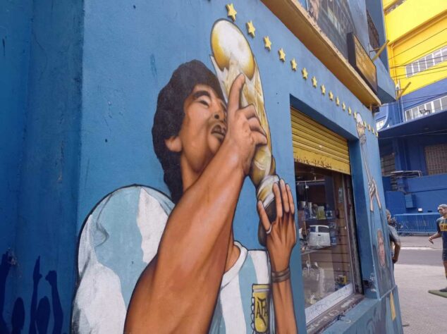 Mais retratos de Maradona erguendo a Copa do Mundo de 1986, onde a Argentina derrotou a Alemanha Ocidental por 3 a 2.