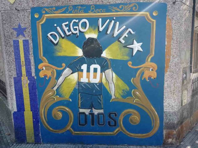 Um ano e meio após a sua morte, Diego Armando Maradona segue idolatrado pelo povo argentino. No bairro de La Boca, onde fica localizado La Bombonera, em Buenos Aires, praticamente todas as ruas possuem menção àquele que é considerado o Deus do futebol argentino. Confira imagens exclusivas registradas pela reportagem do LANCE! presente em Buenos Aires.