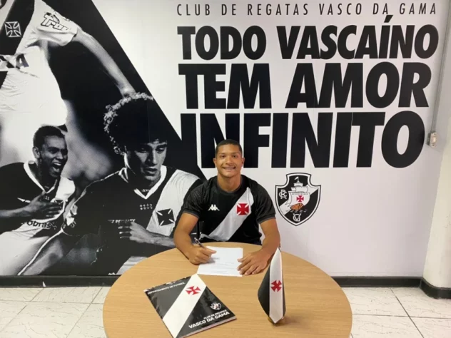 FECHADO - O Vasco assinou, na manhã desta terça-feira, o primeiro contrato profissional do atacante Renan, um dos destaques da categoria Sub-17. O jogador firmou vínculo com o Cruz-Maltino até abril de 2025. 