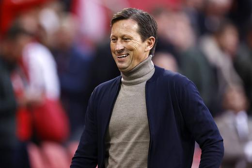 FECHADO - O Benfica oficializou nesta quarta-feira a contratação do técnico Roger Schmidt, de 55 anos, que está de saída do PSV Eindhoven. O alemão assinou contrato de duas temporadas com os Encarnados, válido até junho de 2024. Schmidt chega para substituir Nélson Veríssimo, que comandou o Benfica interinamente no primeiro semestre de 2022, após a demissão de Jorge Jesus em dezembro passado.