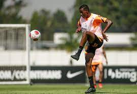 ESQUENTOU - Com apenas um jogo profissional pelo Corinthians, o zagueiro Robert Renan atrai o interesse da Premier League. Os representantes do atleta de 18 anos estão em Londres, capital da Inglaterra, e receberam sondagens de duas equipes inglesas que não tiveram os nomes revelados. Caso a possibilidade de negociação avance, poderia render aos cofres corintianos cerca de 12 milhões de libras (R$ 73,9 mi, na cotação atual).