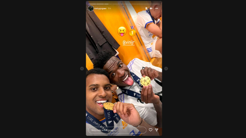 Logo após a conquista, Rodrygo publicou uma imagem segurando a medalha ao lado do Vinícius Júnior.